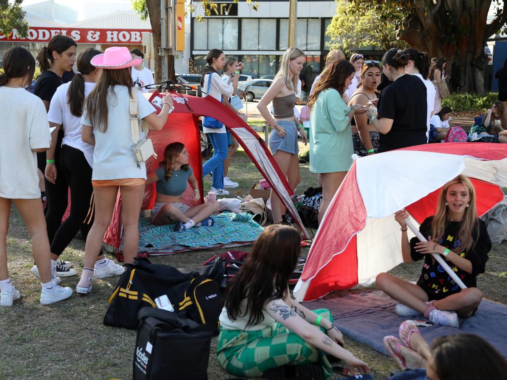 People had tents and umbrellas to protect them from the blistering heat. Picture: Philip Gostelow/NCA NewsWire