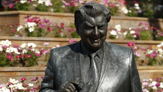 The legendary Bart Cummings statue, looking mighty pleased to not experience … Picture: Darrian Traynor/Getty Images for the VRC