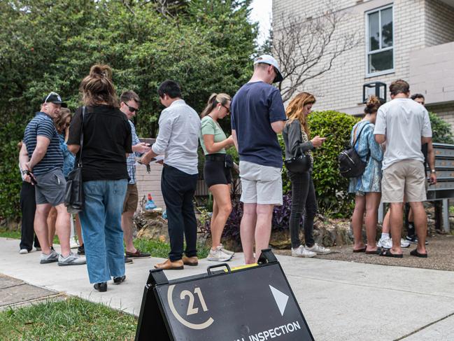 SYDNEY, AUSTRALIA - NewsWire Photos, FEBRUARY 03, 2024 : A crowd is queuing up for an open inspection of a rental property located in Bondi. Picture: NCA NewsWire / Flavio Brancaleone