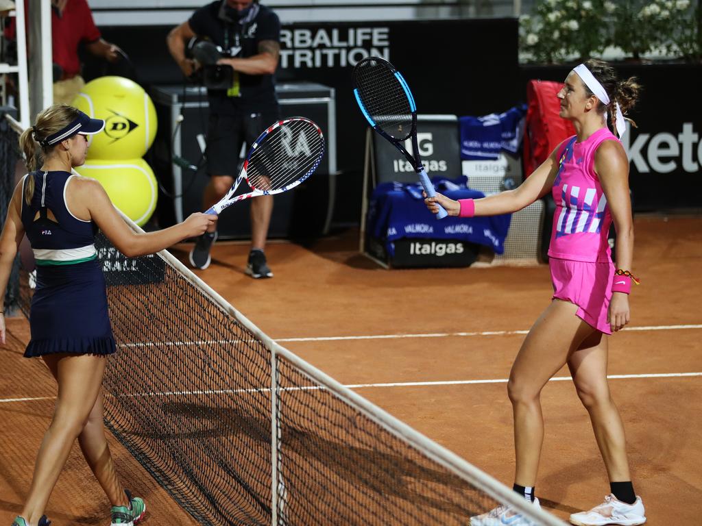 Kenin (left) had no answers to Azarenka.