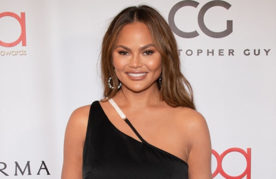 PHOTO  Hanging breasts and purple scars: Chrissy Teigen completely naked  with her newborn in the bathtub - Free Press