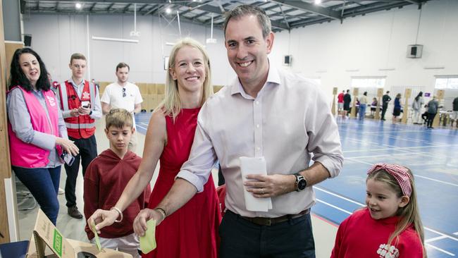Jim Chalmers and wife Laura voting at Springwood Road State School in his electorate of Rankin. Picture: Glenn Campbell/NewsWire