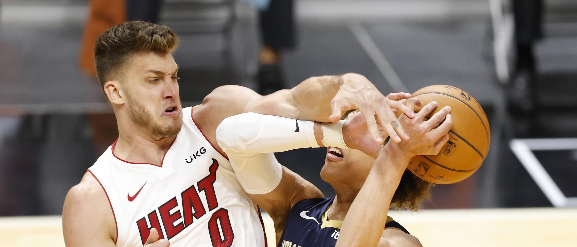 Fighting Illini's Meyers Leonard declares for NBA