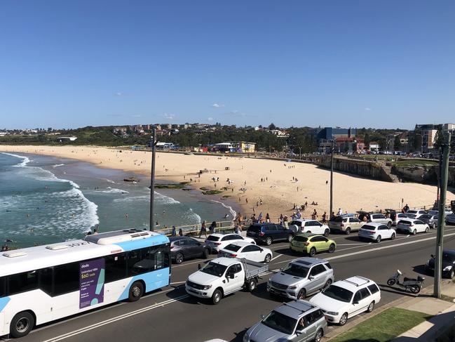 Warm weather drew a crowd of people to Maroubra beach today, forcing lifeguards to close the beach just days after it was reopened.