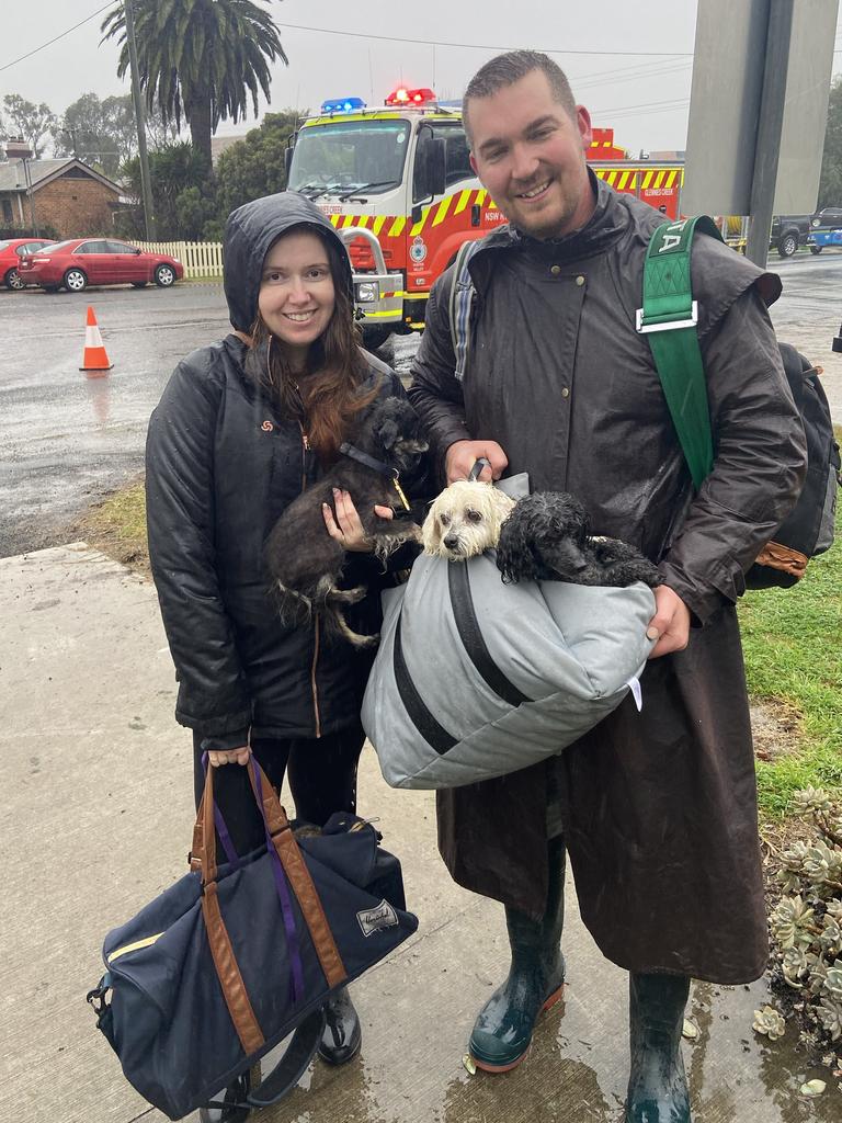 Broke residents Brent and Alex Smolenaers evacuated with their five dogs. Picture: Steve Brown Singleton RFS