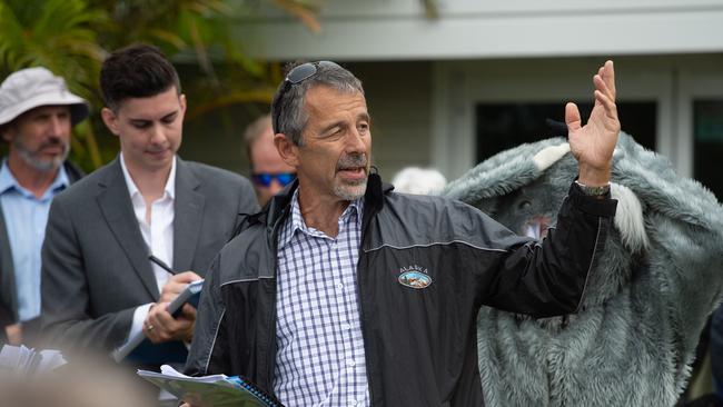 Dave Wood speaks at an on-site Land and Environment Court visit in Sawtell in 2019.