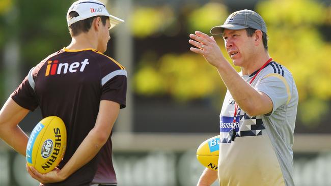 Brett Ratten speaking to Daniel Howe at Hawthorn training. Picture: Getty Images