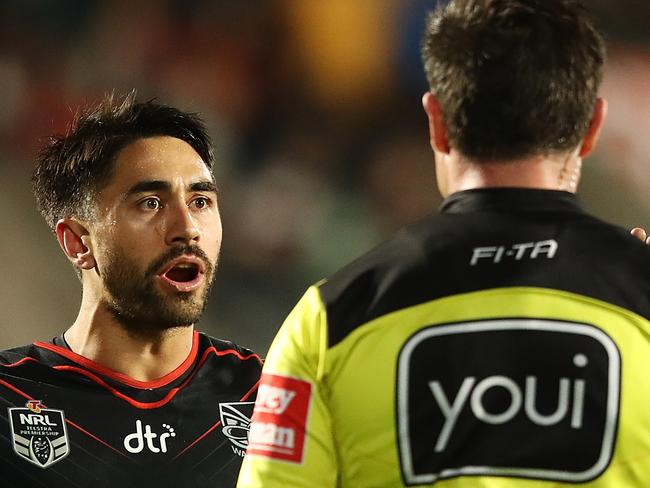 AUCKLAND, NEW ZEALAND - JUNE 29:  Shaun Johnson of the Warriors complains to the referee during the round 16 NRL match between the New Zealand Warriors and the Cronulla Sharks at Mt Smart Stadium on June 29, 2018 in Auckland, New Zealand.  (Photo by Hannah Peters/Getty Images)