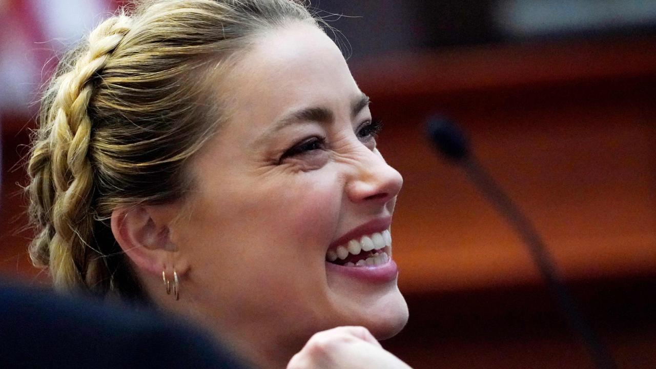 US actress Amber Heard talks to her lawyers during a break. (Photo by Steve Helber / POOL / AFP)