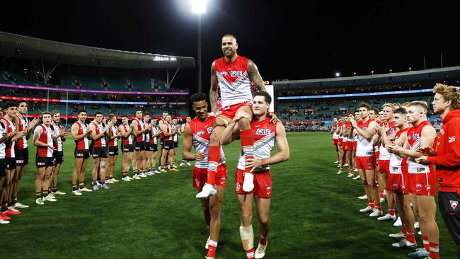 Franklin geting chaired off by teammates.