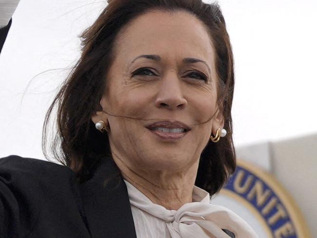 US Vice President and Democratic presidential candidate Kamala Harris waves as she boards Air Force Two at San Francisco International Airport on August 11, 2024,in San Francisco, California, as she returns to Washington, DC. (Photo by Julia Nikhinson / POOL / AFP)