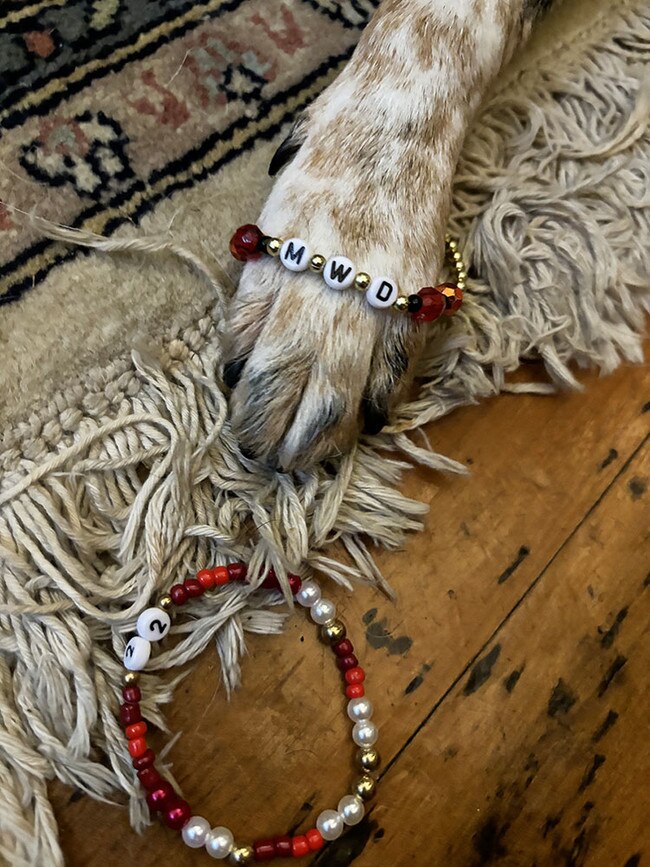 Ellie wearing a friendship bracelet – commonly made by many Taylor Swift fans.