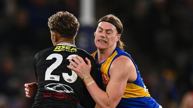 MELBOURNE, AUSTRALIA - JULY 20: Liam Henry of the Saints handballs as Harley Reid of the Eagles stands on his foot during the round 19 AFL match between St Kilda Saints and West Coast Eagles at Marvel Stadium, on July 20, 2024, in Melbourne, Australia. (Photo by Morgan Hancock/Getty Images)