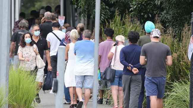 Covid testing Queue next to the Gold Coast University Hospital at Parkwood. Picture Mike Batterham