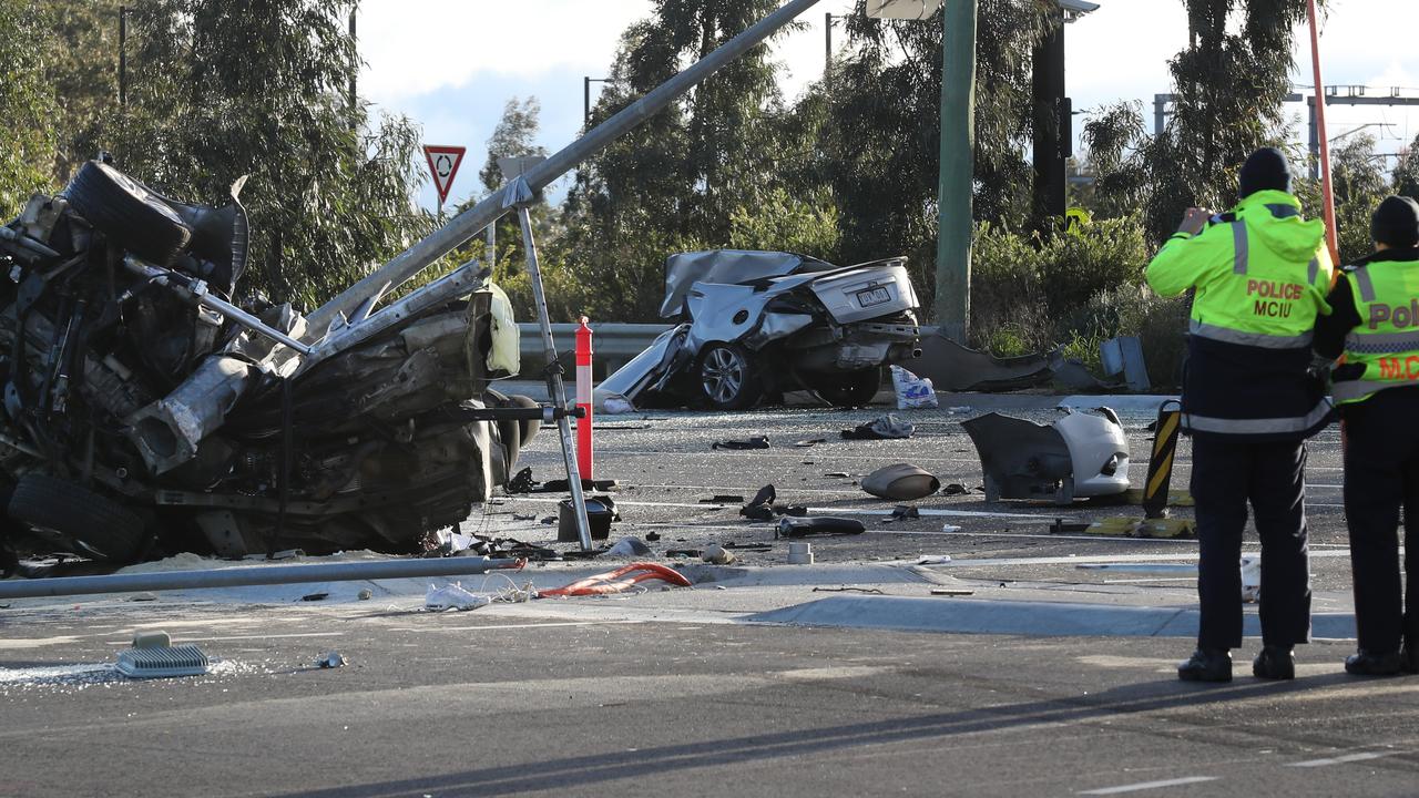 Melbourne South Morang car crash leaves teen dead, two hospitalised