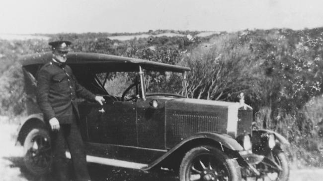 Constable Bobby Burns beside the first Manly police car, a 1926 Morris Cowley. Photo Justice and Police Museum, Historic Houses Trust of NSW