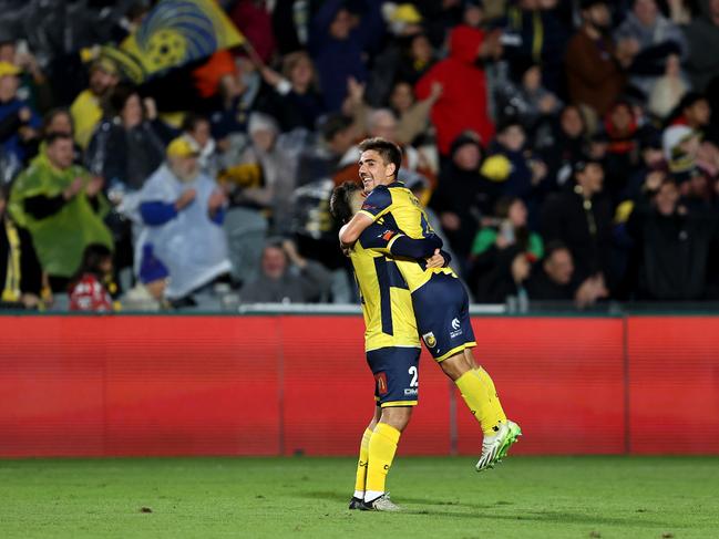 GOSFORD, AUSTRALIA - MAY 18: Mikael Doka and Joshua Nisbet of the Mariners celebrate at full-time during the A-League Men Semi Final match between Central Coast Mariners and Sydney FC at Industree Group Stadium, on May 18, 2024, in Gosford, Australia. (Photo by Brendon Thorne/Getty Images)