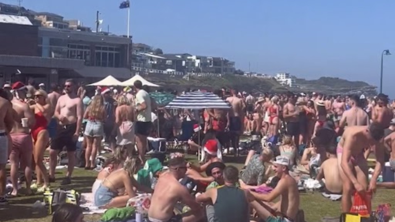 Incredible scenes as hundreds of Aussies flock to Bronte for Christmas