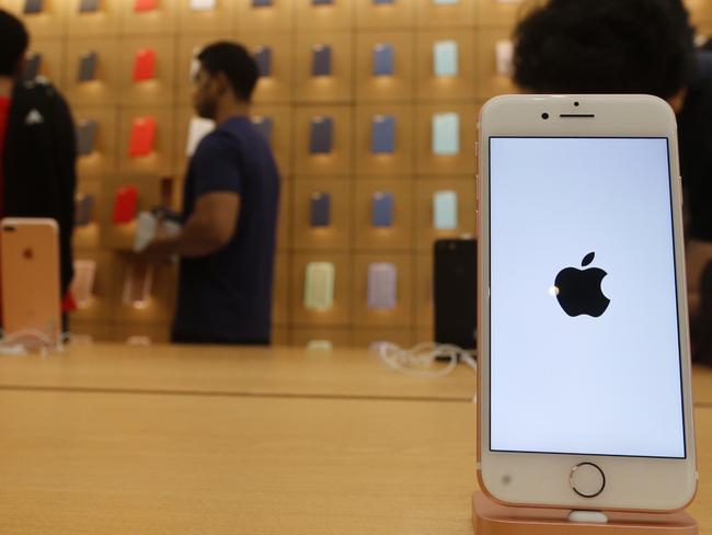 Customers gather at a US tech-giant Apple store during the launch of the new iPhones on September 17, 2016, at the Mall of the Emirates in Dubai.  Apple's global iPhone launch was marked by excitement and frustration as fans queued to find scarce models of the coveted smartphone. / AFP PHOTO / KARIM SAHIB