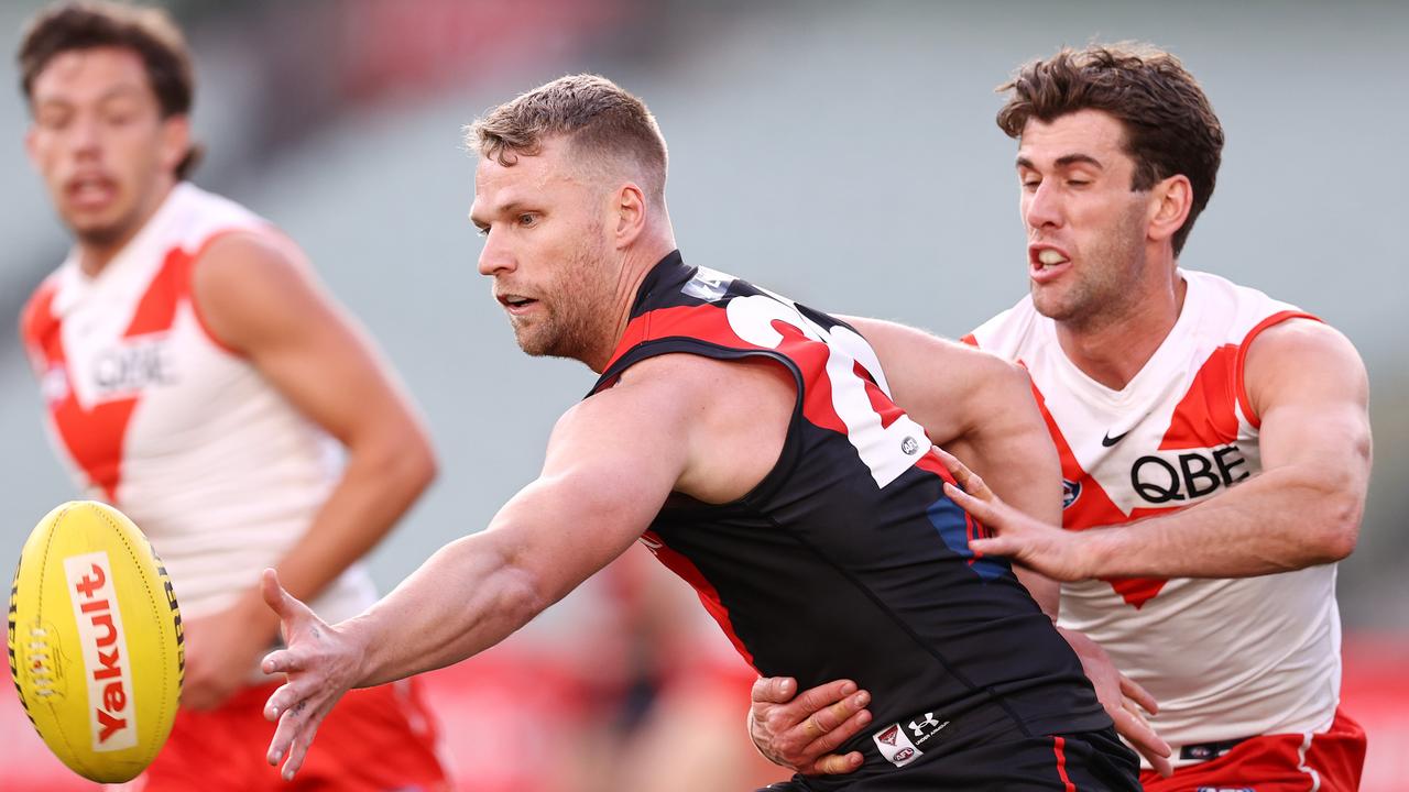 AFL Round 20. Essendon v Sydney Swans at the MCG, Melbourne. 01/08/2021.   Jake Stringer of the Bombers battles with Sydneys Robbie Fox for the bouncing footy   .  Pic: Michael Klein