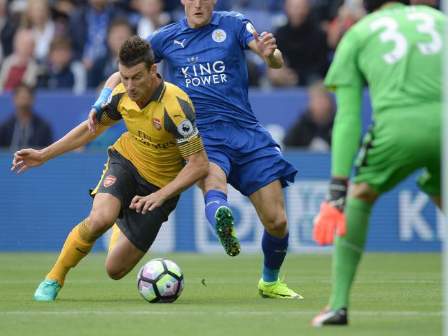 Arsenal's French defender Laurent Koscielny (L) tackles Leicester City's English striker Jamie Vardy (C) in the area during the English Premier League football match between Leicester City and Arsenal at King Power Stadium in Leicester, central England on August 20, 2016. / AFP PHOTO / OLI SCARFF / RESTRICTED TO EDITORIAL USE. No use with unauthorized audio, video, data, fixture lists, club/league logos or 'live' services. Online in-match use limited to 75 images, no video emulation. No use in betting, games or single club/league/player publications.  /