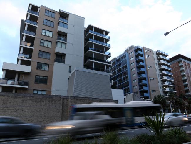 A general view of the Mascot Towers in Mascot, Sydney, Thursday, June 20, 2019. Residents of the high-rise in Mascot, in Sydney's inner-south, were evacuated as a precaution after cracks were discovered in the building last week. (AAP Image/Danny Casey) NO ARCHIVING