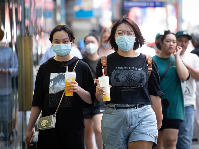 MELBOURNE, AUSTRALIA - NewsWire Photos - JANUARY 21, 2022:  Victoria has recorded a drop in new Covid cases with hospital admissions expected to peak in the coming weeks. MelbourneÃs CBD foot traffic seen to be busier than last week. People are still wearing masks outdoors. Picture: NCA NewsWire/Sarah Matray