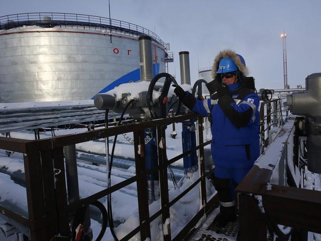 (FILES) This file photo taken on February 18, 2015 shows a worker of Russian gas and oil giant Gazprom working in Novoprtovskoye oil and gas condensates oilfield at Cape Kamenny in the Gulf of Ob shore line in the south-east of a peninsular in the Yamalo-Nenets Autonomous District, 250 km north of the town of Nadym, northern Russia.  With its oil output at record levels and state coffers running low, Russia has little to lose and much to gain from agreeing a deal with the OPEC cartel on limiting production. Ahead of an OPEC meeting set for November 30 in Vienna, Moscow -- which is not a member of the Organization of the Petroleum Exporting Countries -- is pushing for an agreement to be finally reached after similar talks in Doha collapsed acrimoniously in the spring.  / AFP PHOTO / ANDREY GOLOVANOV