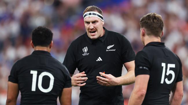 Brodie Retallick of New Zealand speaks with Richie Mo'unga and Beauden Barrett during the Rugby World Cup France 2023 Pool A match between France and New Zealand at Stade de France. Picture: Warren Little/Getty Images