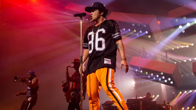 Bruno Mars makes his heavily choreographed show look effortlessly cool.