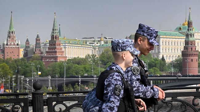 Russian National Guard (Rosgvardia) servicemen patrol a bridge along the Moskva river in front of the Kremlin in Moscow on April 23, 2025. Vladimir Putin has offered to halt Russia's invasion of Ukraine on the current front line, the Financial Times reported Tuesday, as Donald Trump seeks to make good on his promise to end the three-year conflict. (Photo by Alexander NEMENOV / AFP)