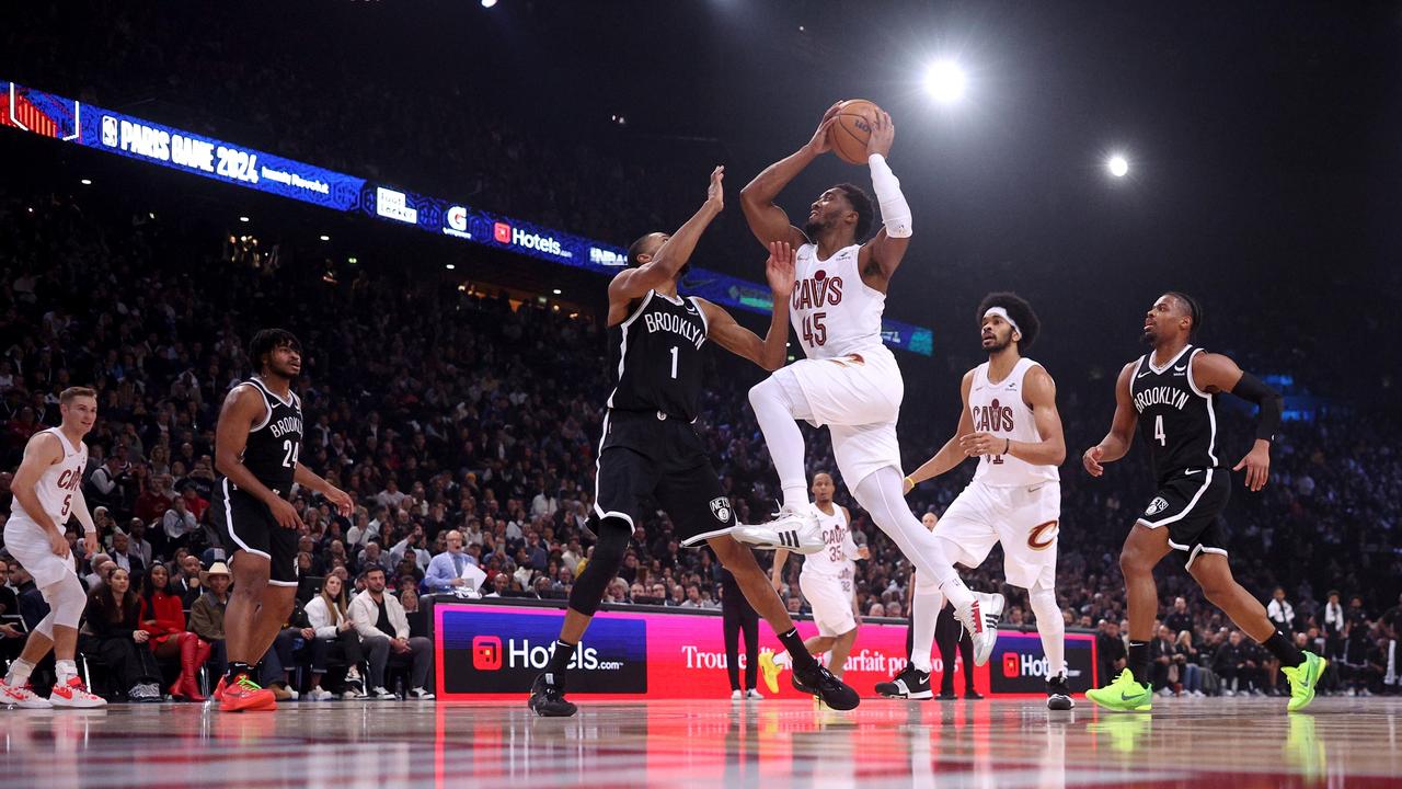 Donovan Mitchell ha illuminato Parigi, segnando 45 punti e portando i Cleveland Cavaliers alla vittoria per 111-102 sui Brooklyn Nets.