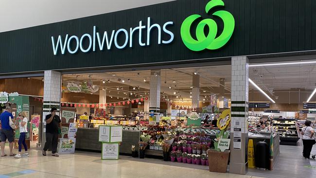 Woolworths came in second on the online retail rankings. Picture: NCA NewsWire/ Rebecca LeMay