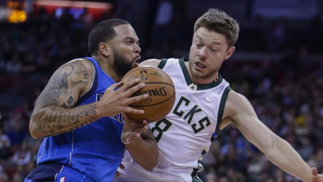 Matthew Dellavedova defends again Dallas Mavericks' Deron Williams.