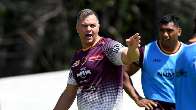 BRISBANE, AUSTRALIA - FEBRUARY 22: Coach Anthony Seibold directs his players during the Brisbane Broncos NRL training session on February 22, 2019 in Brisbane, Australia. (Photo by Bradley Kanaris/Getty Images)