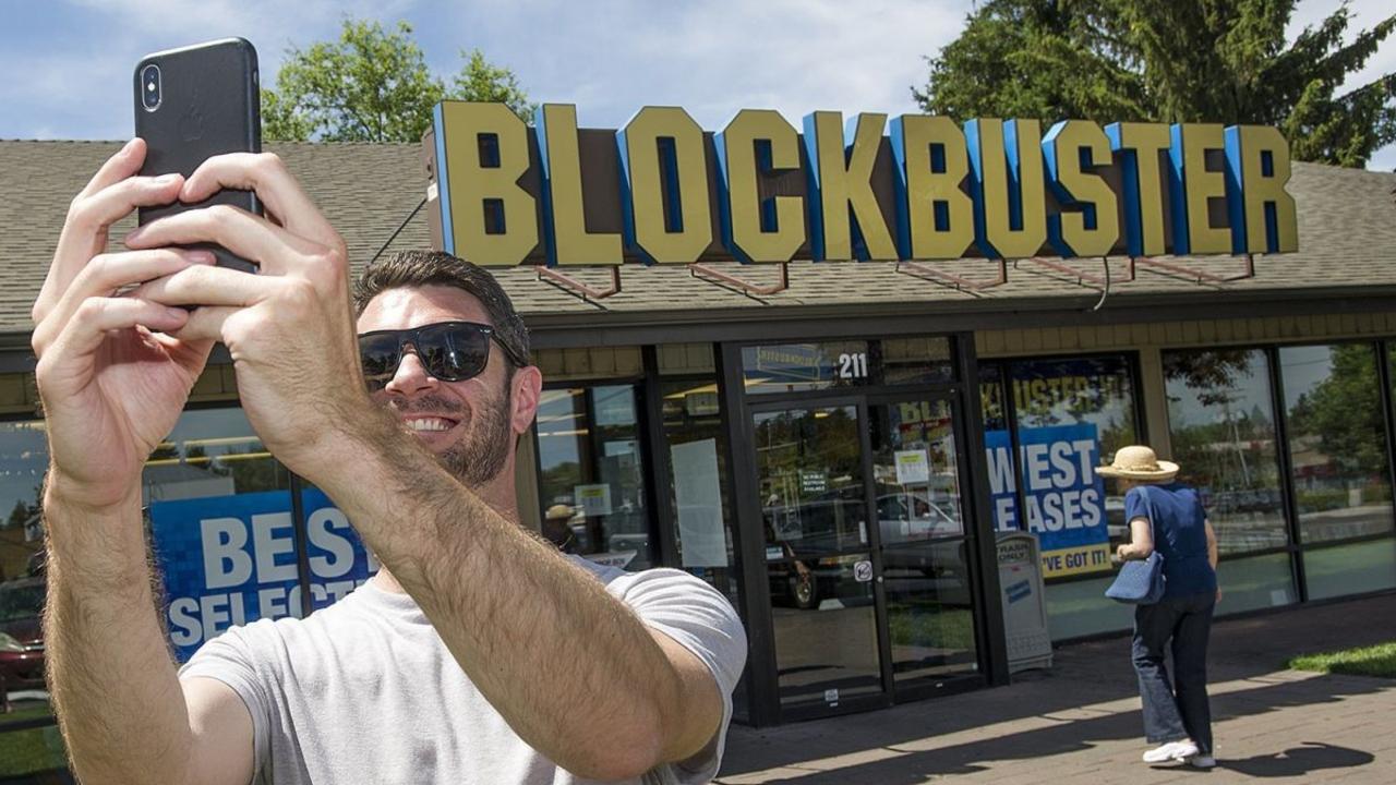 A visitor takes a selfie in front of the last Blockbuster video store, located in Bend, Oregon. Picture: Ryan Brennecke/The Bulletin/Associated Press