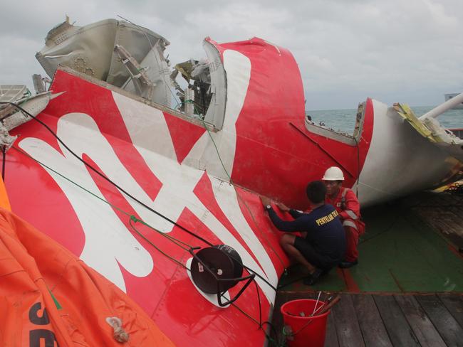 AirAsia Flight QZ8501: Indonesian Divers Retrieve Black Box | News.com ...