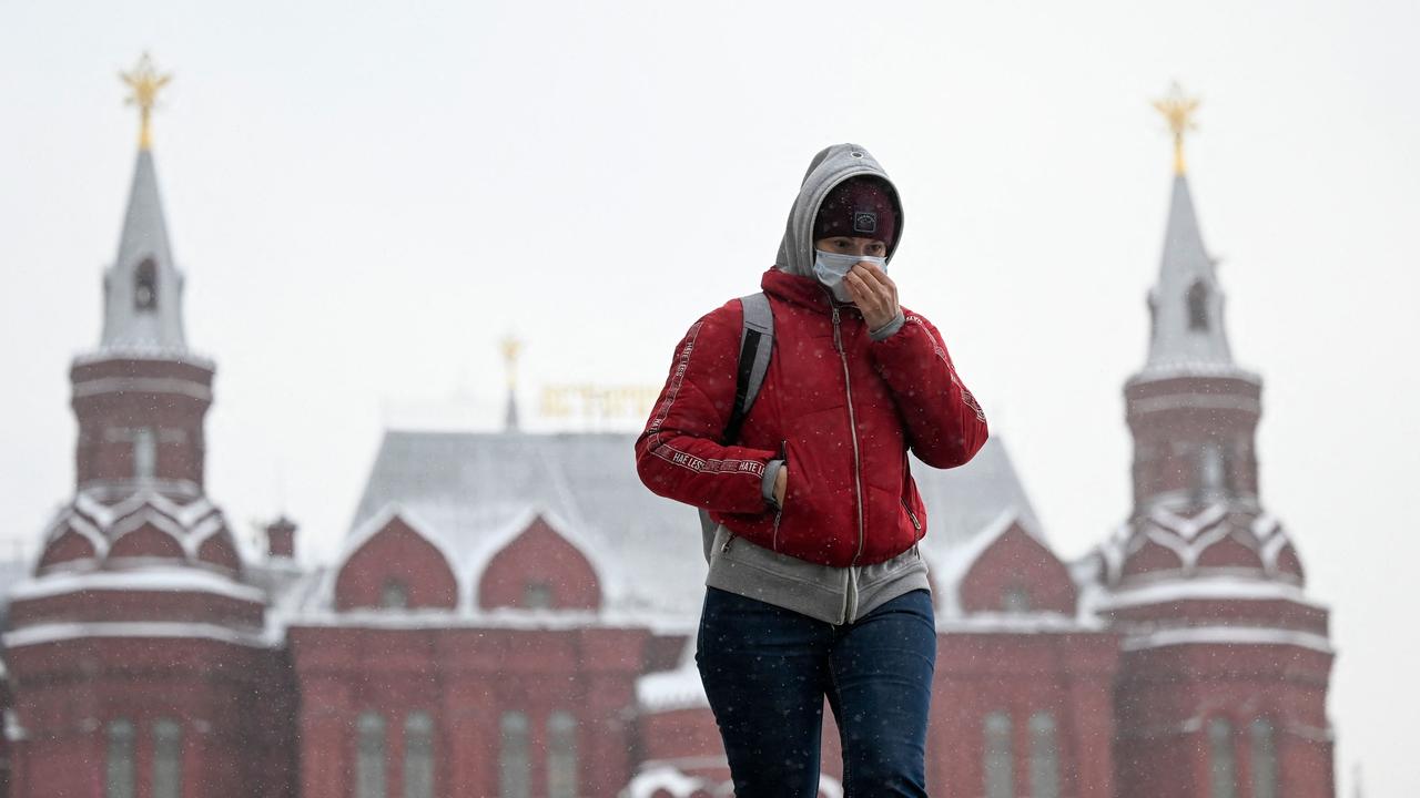 A woman wearing a face mask walks along a street in central Moscow on January 28, 2022. Picture: Natalia Kolesnikova/AFP