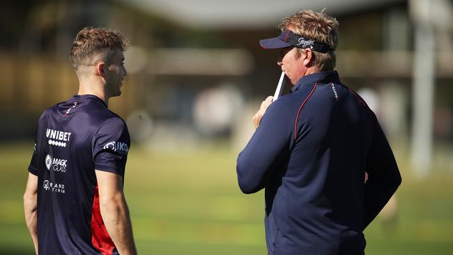 (L-R) Sam Walker talks to Roosters coach Trent Robinson during a training session. Picture: Getty Images