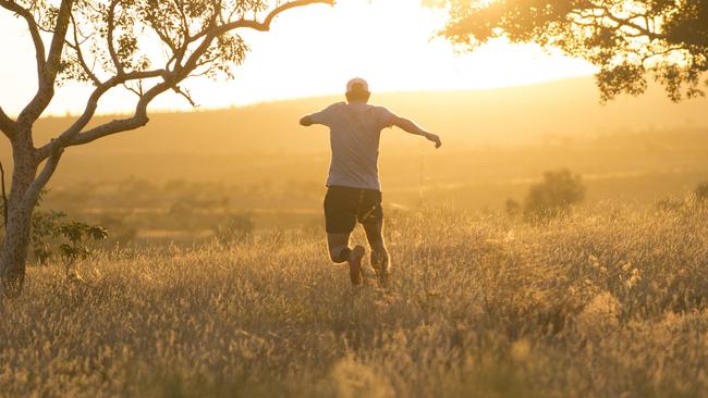 Courtney Aktkinson running towards Mount Meharry in Newman, Western Australia. Picture: Erick and Ian Regnard for Red Bull