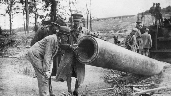 Billy Hughes, seen above examining a disabled German gun, was a fiery and passionate Australian patriot and Empire loyalist. P01212.001