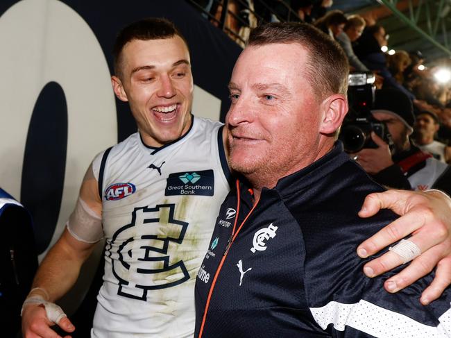 MELBOURNE, AUSTRALIA - AUGUST 6: Patrick Cripps of the Blues and Michael Voss, Senior Coach of the Blues celebrate during the 2023 AFL Round 21 match between the St Kilda Saints and the Carlton Blues at Marvel Stadium on August 6, 2023 in Melbourne, Australia. (Photo by Michael Willson/AFL Photos via Getty Images)