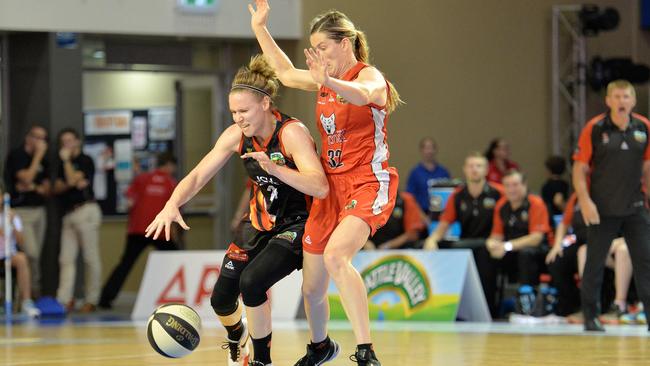 Natalie Novosel and Sami Whitcomb battle in last year’s WNBL grand final.