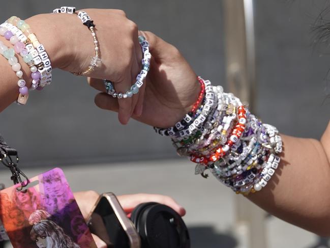 Taylor Swift fans exchange friendship bracelets ahead of her second MCG gig. Picture : NCA NewsWire / Valeriu Campan