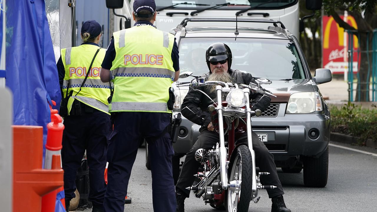 Queensland police officers are seen operating a vehicle checkpoint at Coolangatta on the Queensland-New South Wales border. (AAP Image/Dave Hunt) NO ARCHIVING