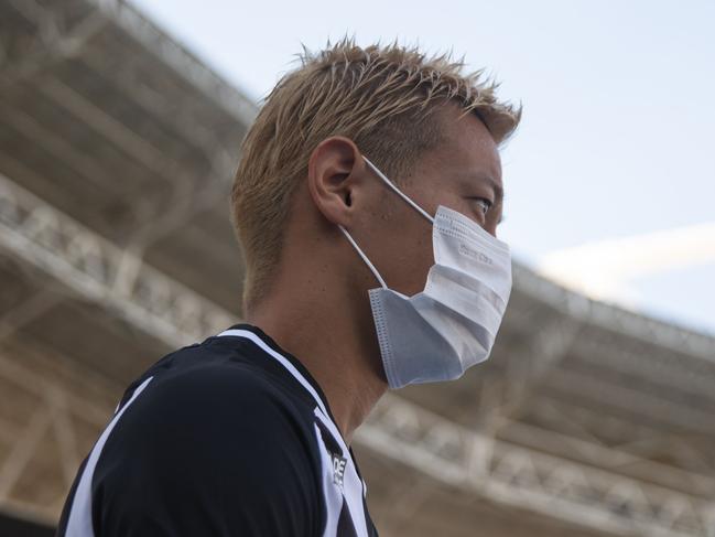 Japanese midfielder Keisuke Honda takes part in a training session while wearing a protective face mask to prevent the spread of the new Coronavirus, before his debut match for Botafogo against Bangu, during the Carioca Championship, in Nilton Santos stadium, Rio de Janeiro, Brazil, on March 15, 2020. (Photo by DIEGO MARANHAO / AFP)