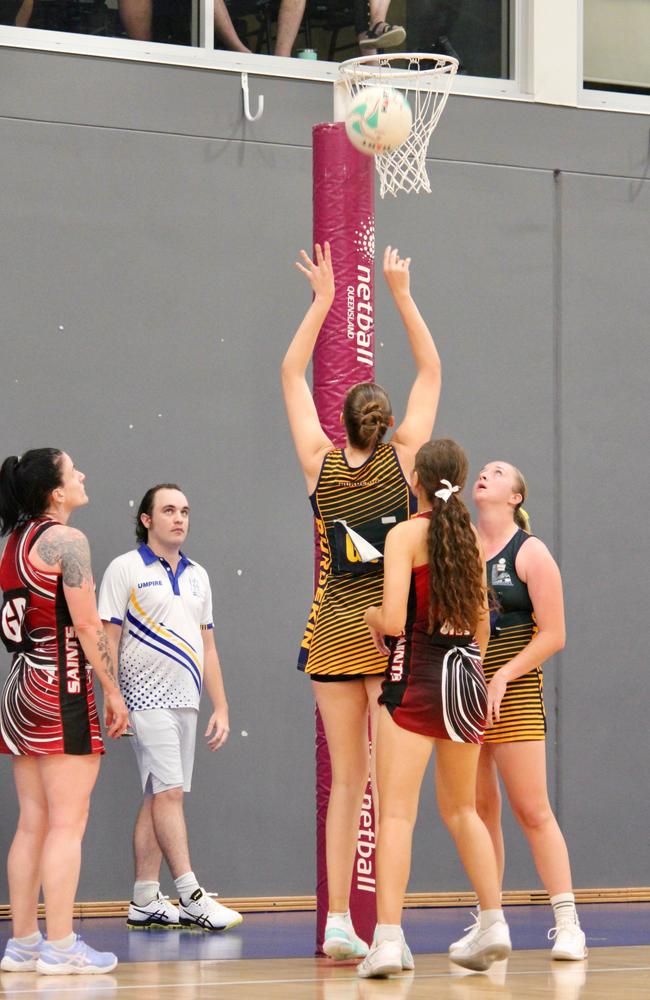 Burdekin Silverlinks GS Mackenzie Linton shoots for goal. Picture: Shaantel Hampson / TCNAI