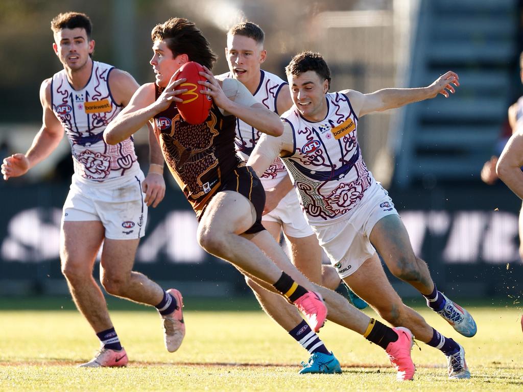 Will Day breaks away through the middle. Picture: Michael Willson/AFL Photos