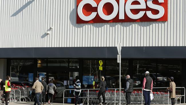 People line up outside a Coles supermarket in Malvern on Sunday ahead of stage 4 restrictions. Picture: Darrian Traynor/Getty Images