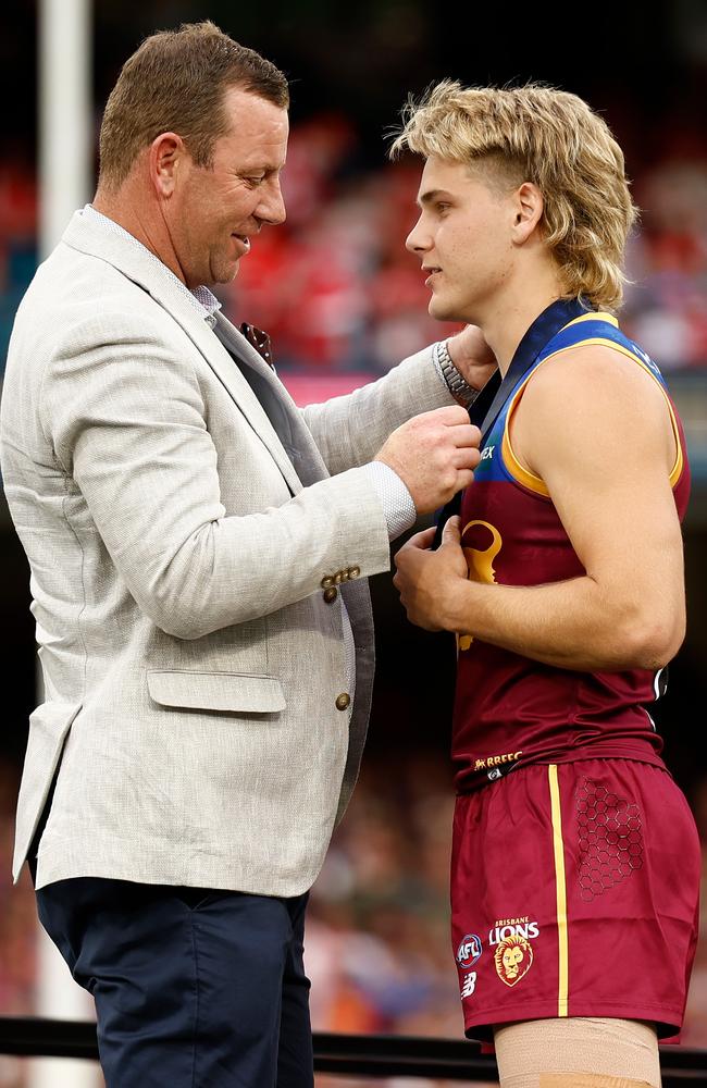 Steve Johnson presents Will Ashcroft with the Norm Smith medal on Saturday. Picture: Michael Willson/AFL Photos via Getty Images.